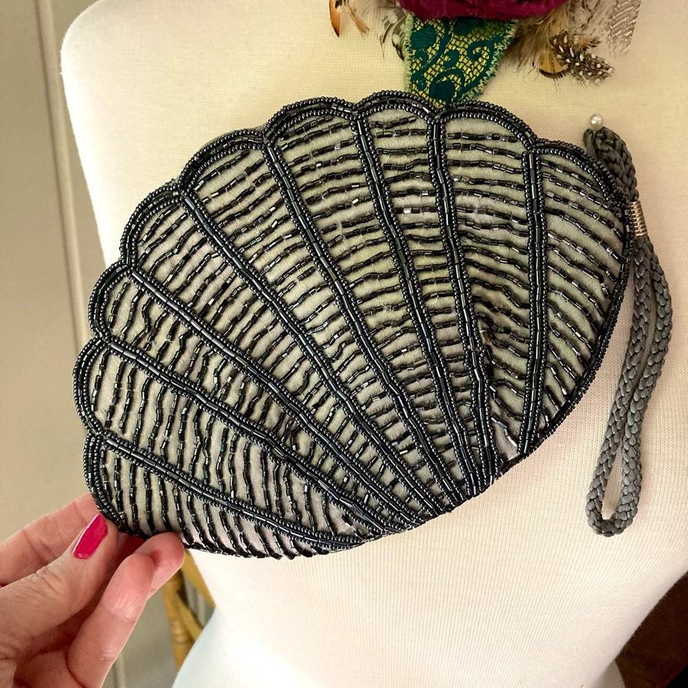 VINTAGE Beaded Shell Clutch/Wrislet - Picture 4 of 4